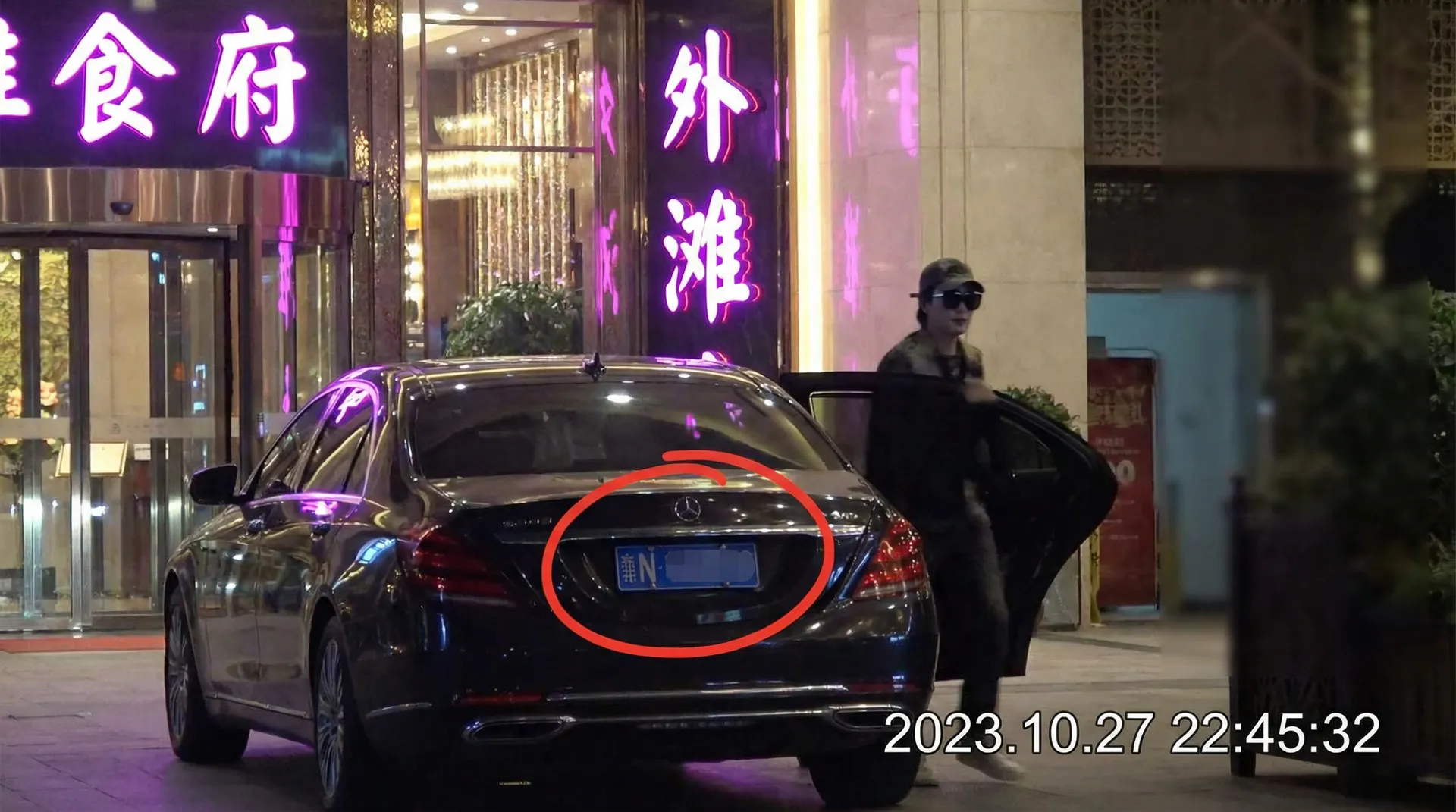 永利皇宫网址 - 豪车餐厅外偷拍